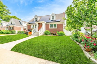 136 Wardwell Rd, Mineola, NY 11501