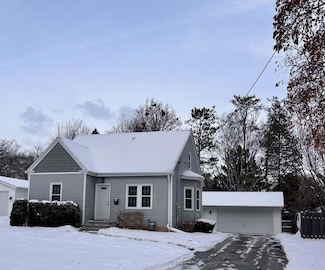 221 Beaupre St, Green Bay, WI 54301