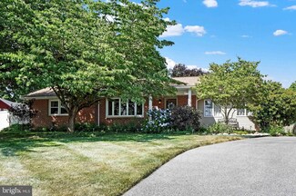 13 Locust St, Stewartstown, PA 17363