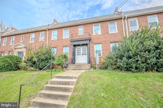 221 35th St NE Unit 2, Washington, DC 20019