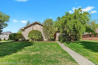 3875 Wayfarer Dr, Troy, MI 48083