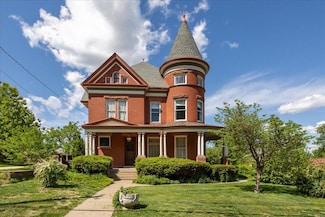 1045 W 3rd St, Dubuque, IA 52001