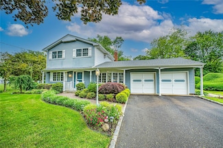 26 Village Ln, Hauppauge, NY 11788