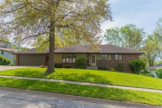 1546 W 4th St, Pella, IA 50219