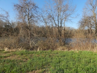 516 Swan River Dr, Benton Harbor, MI 49022