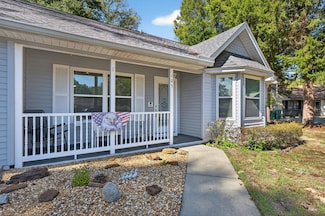 105 Cedar Point Rd, Crestview, FL 32539