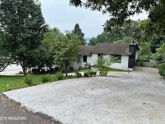 5242 Oakhill Dr, Knoxville, TN 37912