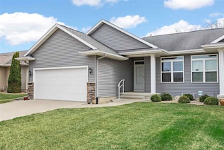 345 Shannon Dr, Robins, IA 52328