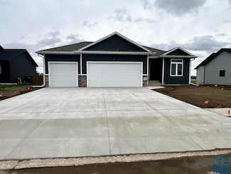 1210 Country Club Dr, Elk Point, SD 57025