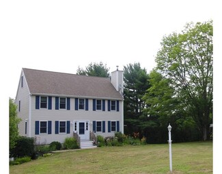28 Hillside Rd, Rochester, MA 02770