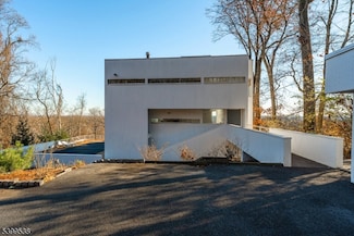 1152 Johnston Dr, Watchung, NJ 07069