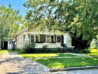 814 Court St, Clay Center, KS 67432