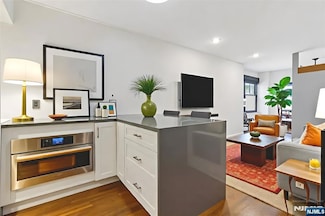 3050 Edwin Ave Unit 2D, Fort Lee, NJ 07024