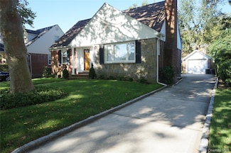 46 Beechwood Ln, New Hyde Park, NY 11040