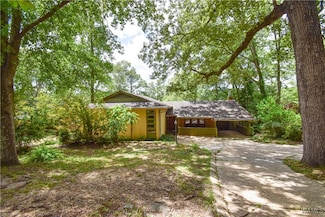 4702 Northwood Lake Dr E, Northport, AL 35473