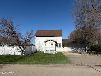 610 Ryan St, Munich, ND 58352