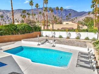 322 E Desert Willow Cir, Palm Springs, CA 92262