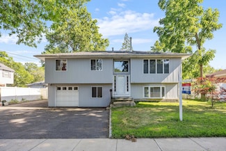 158 Wicks Rd, ComMacK, NY 11725