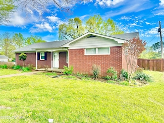 136 Taylor St, Trenton, TN 38382