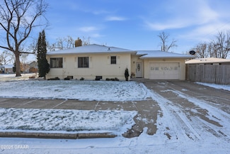 1518 Cottonwood St, Grand Forks, ND 58201