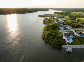 12 Omaha Cir, Lake Winnebago, MO 64034