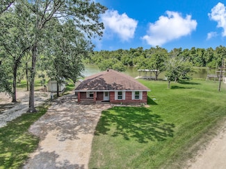 361 S Lakeside Dr, Huntsville, TX 77320