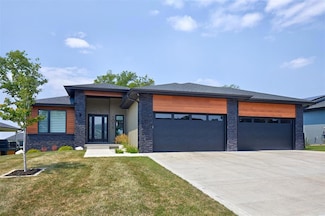 5016 150th St, Urbandale, IA 50323