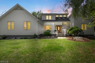 22 Cloverleaf Dr, Marlboro, NJ 07746