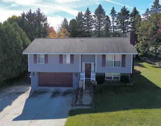 909 Regent Dr, Petoskey, MI 49770