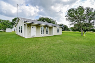880 Swallow Dr, Palacios, TX 77465