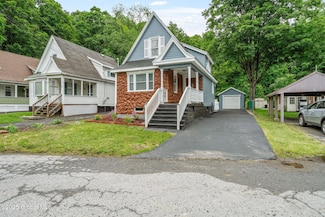 15 Mclane St, Rexford, NY 12148