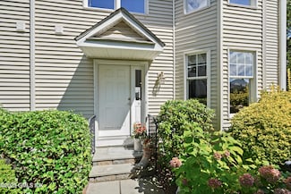 52 Almira Dr Unit D, Greenwich, CT 06831