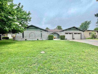 1019 W 10th St, Newton, KS 67114