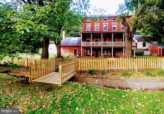 7 E Main St, Railroad, PA 17355