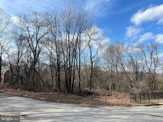 22 Foxwood Cir, Bryn Mawr, PA 19010