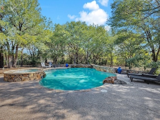 142 Crown Ridge Ct, Fort Worth, TX 76108