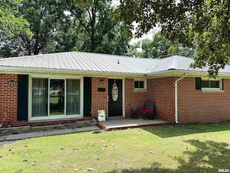 833 W 4th St, Flora, IL 62839