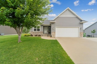 1425 Hummingbird Cir, Waterloo, IA 50702