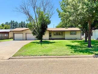1307 Xenia St, Plainview, TX 79072