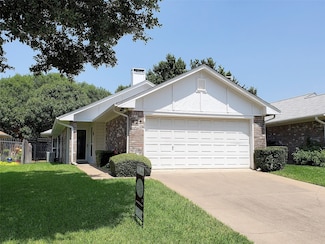 425 Sunnybrook Ct, Bedford, TX 76021