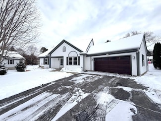 198 Cramer Ave, Dousman, WI 53118