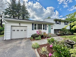 12 Sugar Plum Ln, Fairfield, CT 06824