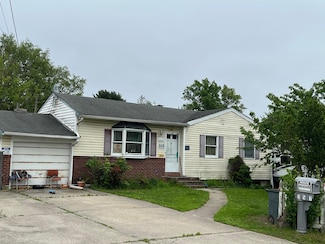 21 Pinetop Dr, Central Islip, NY 11722