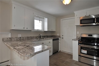 43 Wellington Ave, Warwick, RI 02886