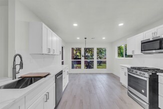 1602 Pine Oak Dr, Conroe, TX 77304