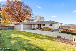 736 Country Club Dr, Yakima, WA 98901