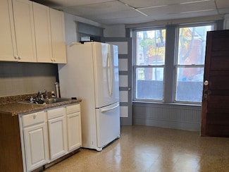 37 Clinton Ave Unit 3R, Holyoke, MA 01040