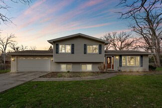 28W118 Elm Dr, Northwoods, IL 60185