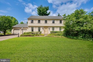 8 Schoolhouse Dr, Medford, NJ 08055