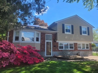 19 Milano St, Hicksville, NY 11801